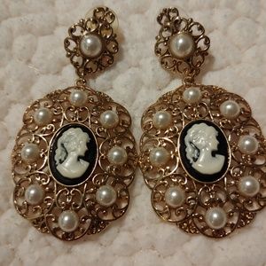 BUNDLE 4 FOR $20 Gold pearl cameao earrings EUC